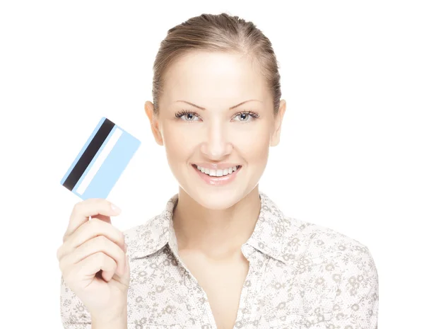 Bella giovane donna sorridente in possesso di carta di credito — Foto Stock