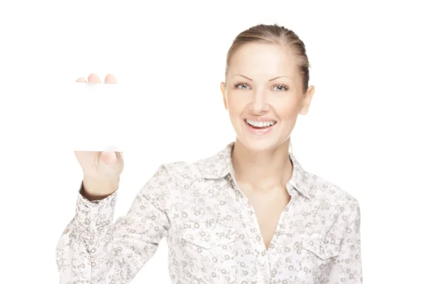 Mujer sosteniendo una tarjeta de visita y sonriendo — Foto de Stock