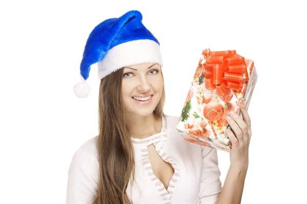Krásná mladá dívka s vánoční dárek — Stock fotografie