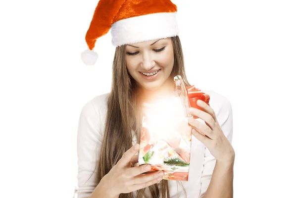 Krásná mladá dívka s vánoční dárek — Stock fotografie