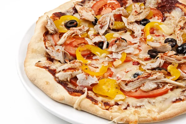 Image en gros plan d'une délicieuse pizza sur une assiette blanche — Photo