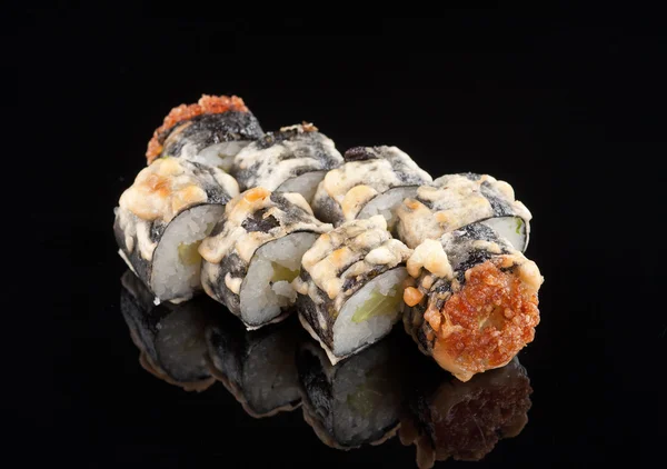 Nahaufnahme einer Sushi-Rolle, japanisches Essen, auf schwarzem Hintergrund — Stockfoto