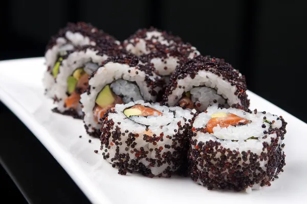 Detailní podobu japonské sushi rohlíky na bílé plotně — Stock fotografie