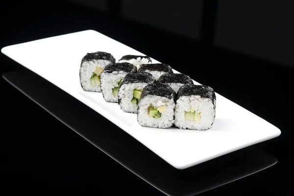 Detail sushi rohlíky na bílé plotně — Stock fotografie