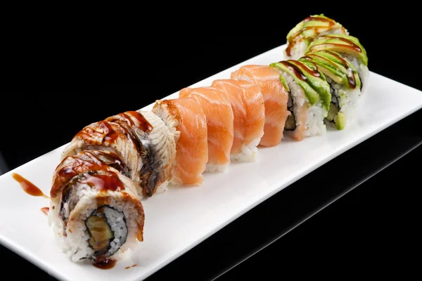 Close-Up bir suşi roll, Japon yemekleri, karma set — Stok fotoğraf