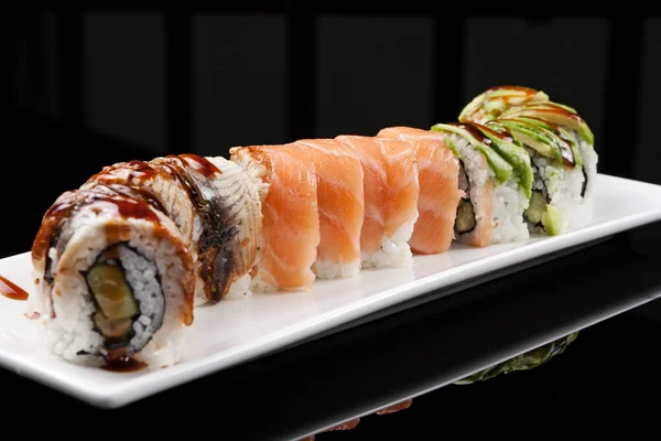 Close-Up bir suşi roll, Japon yemekleri, karma set — Stok fotoğraf