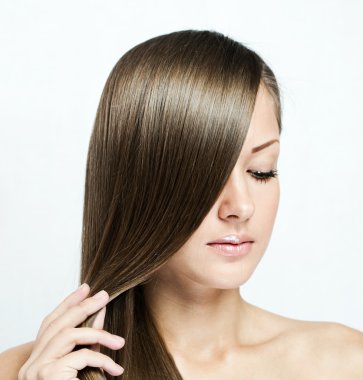 güzel bir genç kadın uzun saçlı closeup portresi