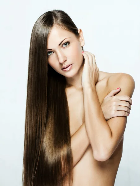 Retrato de cerca de una hermosa joven con el pelo largo —  Fotos de Stock