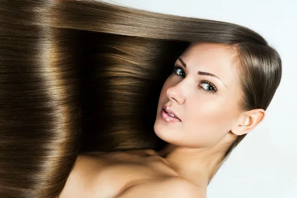 Retrato de close-up de uma bela jovem com cabelo comprido — Fotografia de Stock