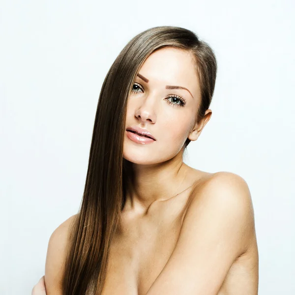 長い髪と美しい若い女性のクローズ アップの肖像画 — ストック写真