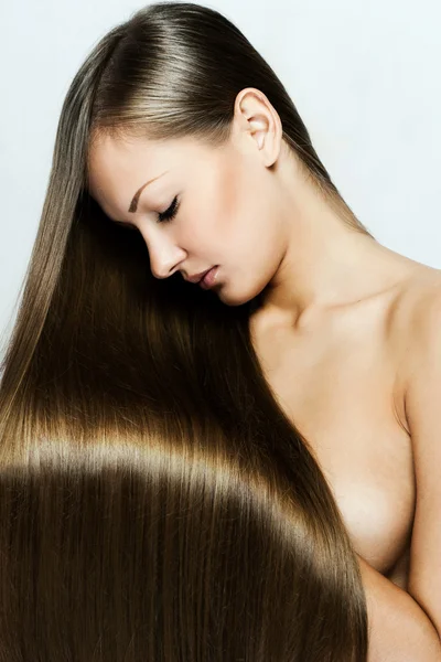 Egy gyönyörű fiatal nő, hosszú haj, közelkép portréja — Stock Fotó