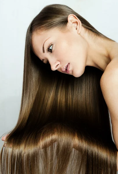 Retrato de close-up de uma bela jovem com cabelo comprido — Fotografia de Stock