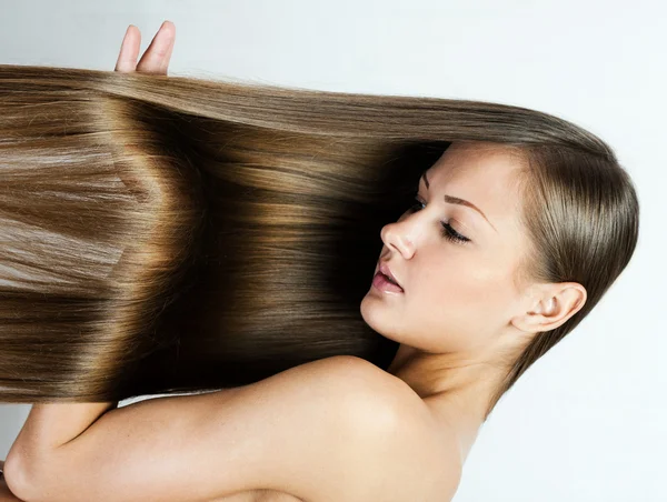 긴 머리를 가진 아름 다운 젊은 여자의 근접 촬영 초상화 — 스톡 사진