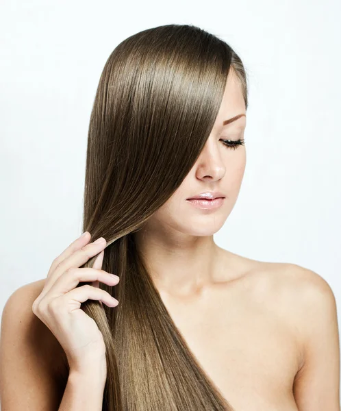 Retrato de close-up de uma bela jovem com cabelo comprido — Fotografia de Stock