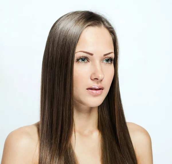 Retrato de close-up de uma bela jovem com cabelo comprido — Fotografia de Stock