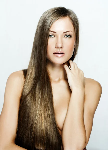 Retrato de cerca de una hermosa joven con el pelo largo —  Fotos de Stock