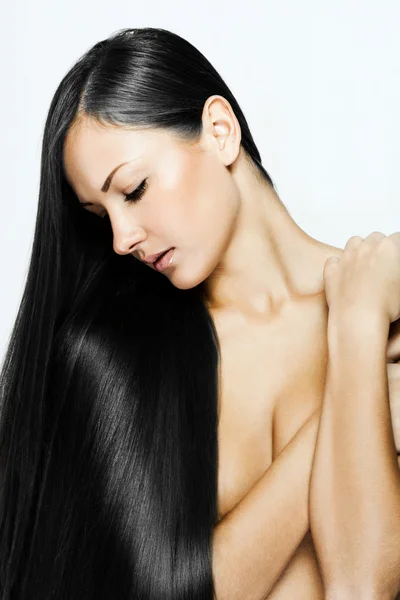 Retrato de close-up de uma bela jovem com cabelo comprido — Fotografia de Stock