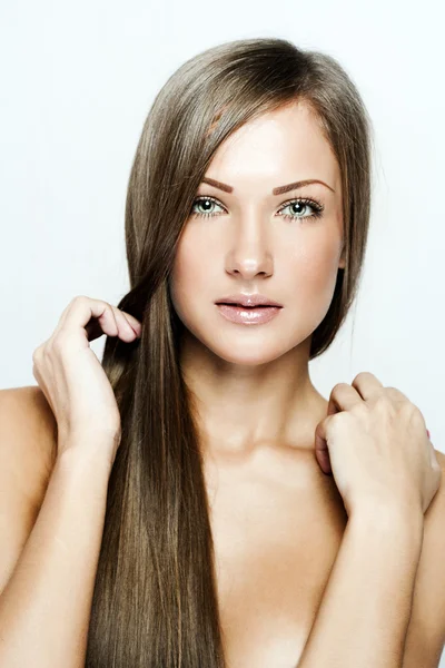 Güzel bir genç kadın uzun saçlı closeup portresi — Stok fotoğraf