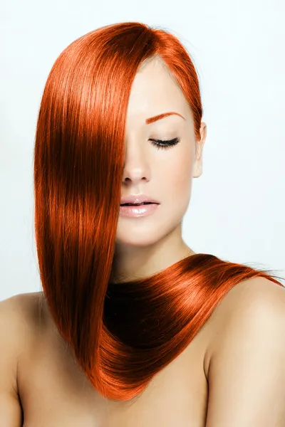 Mulher ruiva nova bonita com cabelo brilhante longo — Fotografia de Stock