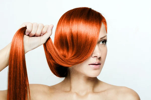 長い光沢のある髪を持つ美しい若い赤毛女性 — ストック写真