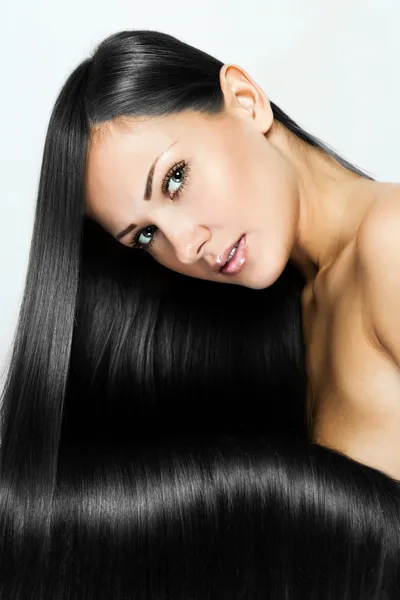 uzun süre doğal saçlı güzel esmer kadın