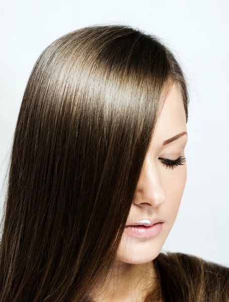 Retrato de close-up de uma bela jovem com cabelo comprido — Fotografia de Stock
