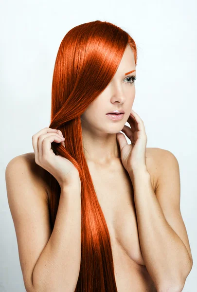 Belle jeune femme rousse aux longs cheveux brillants — Photo