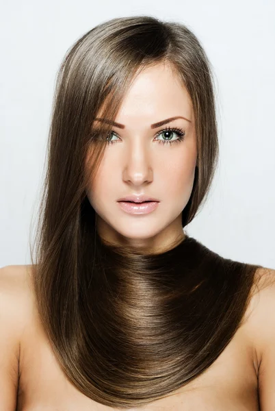 Retrato de cerca de una hermosa joven con el pelo largo — Foto de Stock