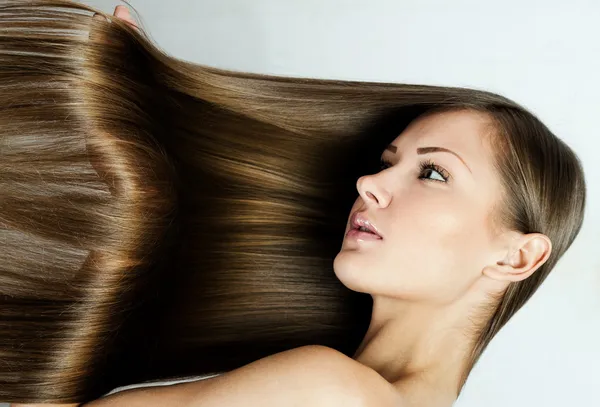 Portrait rapproché d'une belle jeune femme aux cheveux longs Photos De Stock Libres De Droits