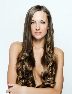 uzun kıvırcık saçlı güzel kadın