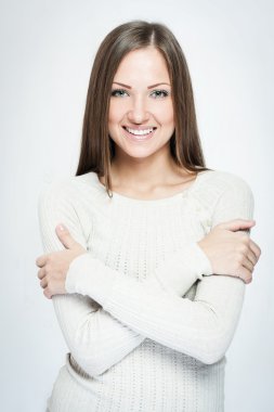 Uzun saçlı güzel bir genç kadın.