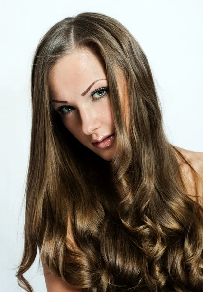 Красива жінка з довгим кучерявим волоссям — стокове фото