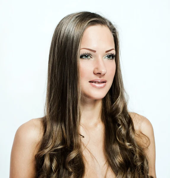 長く暗い光沢のある髪を持つ美しい女性 — ストック写真