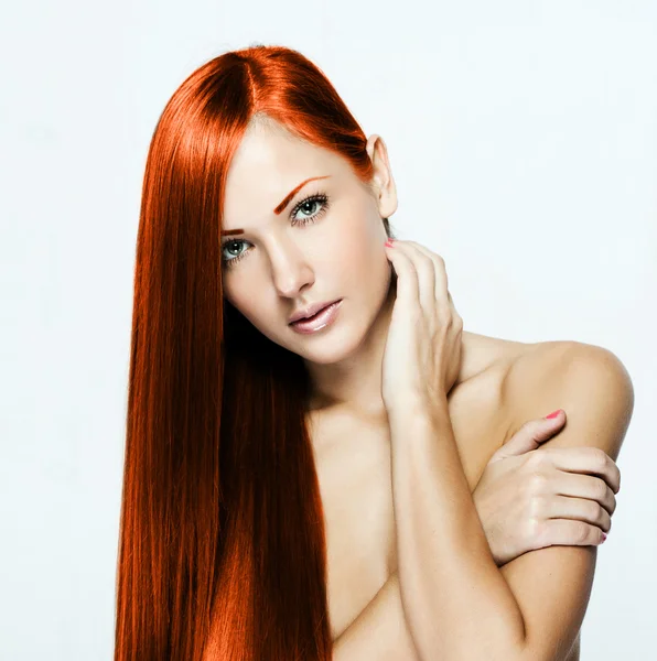 Mulher bonita com cabelo vermelho longo — Fotografia de Stock