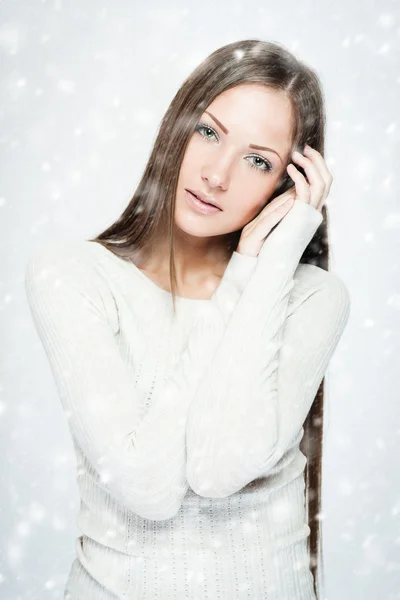 Schöne junge Frau mit langen Haaren — Stockfoto