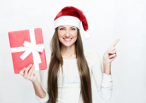 Jeune belle femme au chapeau de Père Noël — Photo