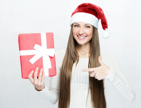 Mujer joven sosteniendo regalo de Navidad —  Fotos de Stock