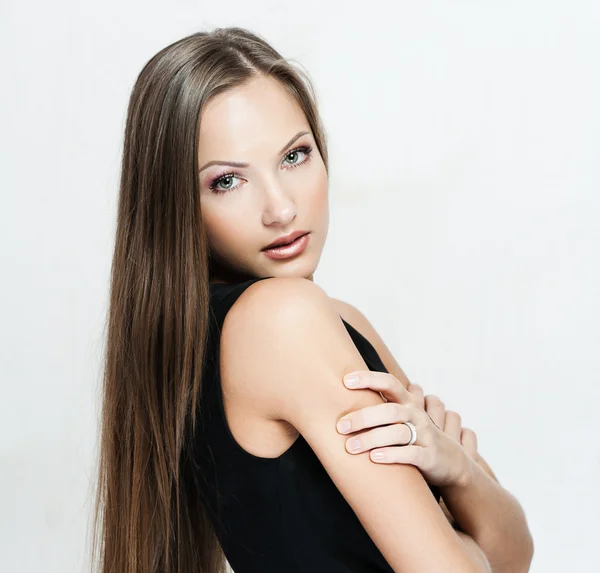 Retrato de una hermosa mujer en vestido negro —  Fotos de Stock