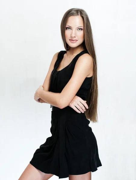 Retrato de una hermosa mujer en vestido negro — Foto de Stock