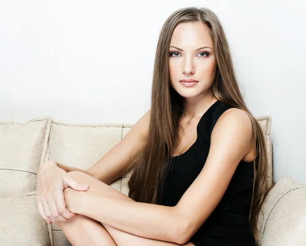 Retrato de uma mulher bonita em vestido preto — Fotografia de Stock