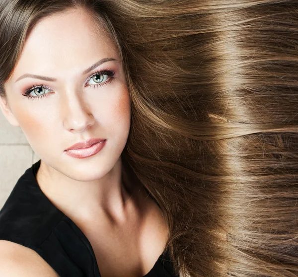 Porträt einer schönen Frau mit langen Haaren — Stockfoto