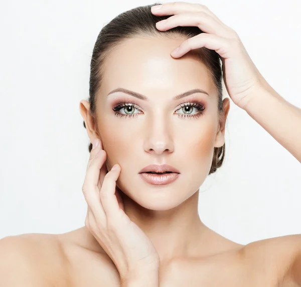 göz alıcı makyaj ile güzel bir kadın portresi