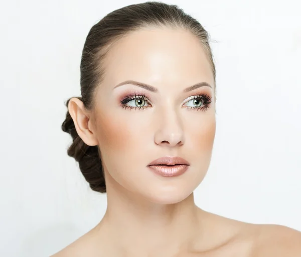 Porträt einer schönen Frau mit glamourösem Make-up — Stockfoto