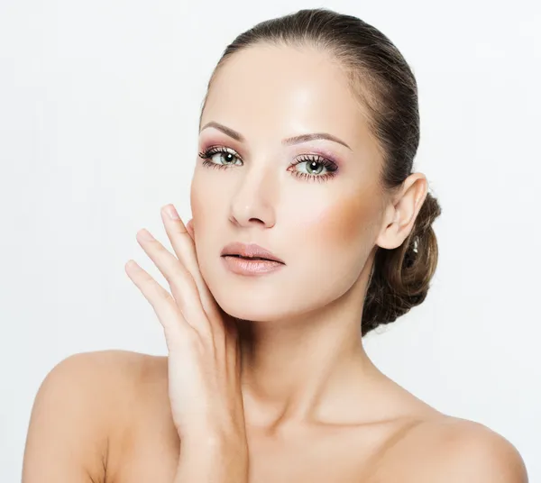 Un retrato de una mujer hermosa con maquillaje glamoroso — Foto de Stock