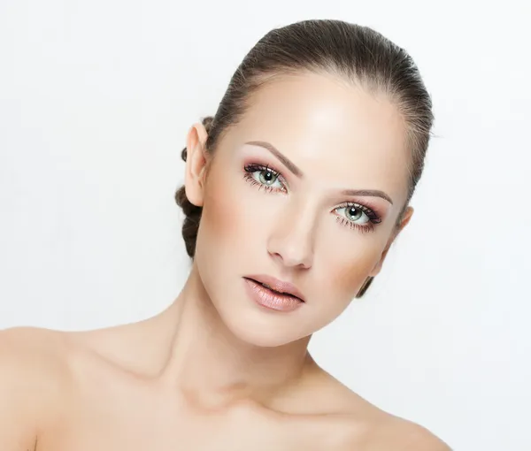 Porträt einer schönen Frau mit glamourösem Make-up — Stockfoto