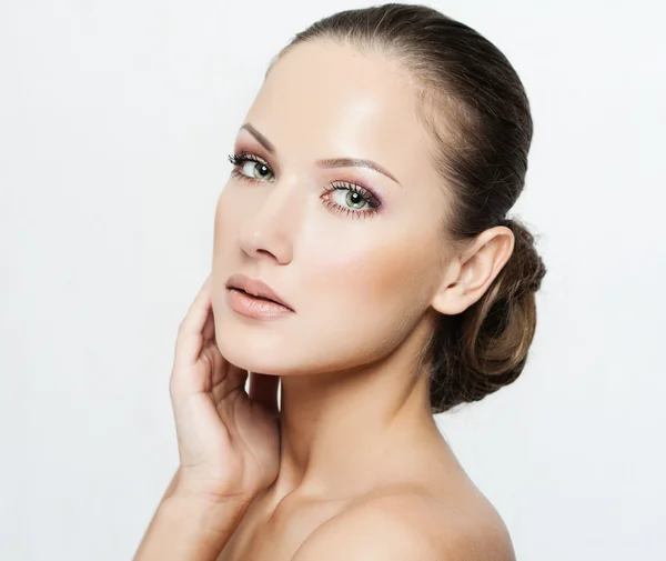 Un retrato de una mujer hermosa con maquillaje glamoroso — Foto de Stock