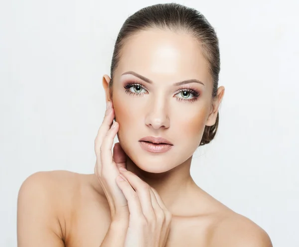 Un retrato de una mujer hermosa con maquillaje glamoroso — Foto de Stock