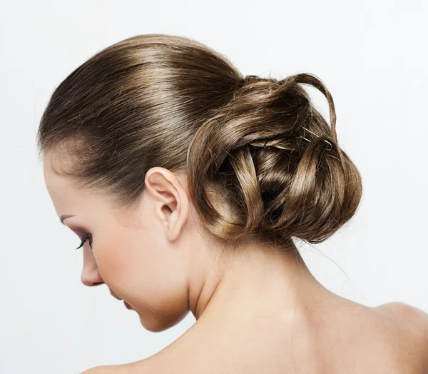 Portrait d'une belle femme à la coiffure — Photo