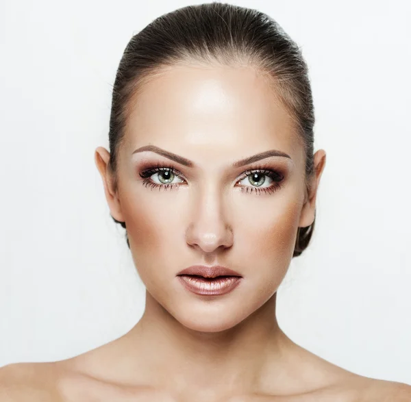 Porträt einer schönen Frau mit glamourösem Make-up — Stockfoto