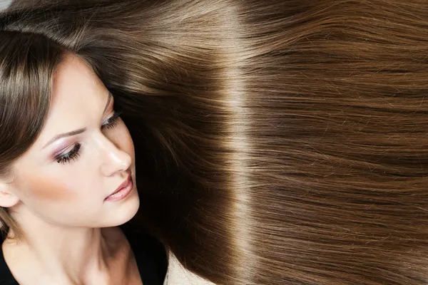 Egy gyönyörű nő portréja hosszú hajjal. Stock Kép